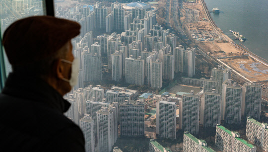 8일 서울 송파구 롯데월드타워 전망대 서울스카이에서 바라본 송파구 일대 아파트의 모습. <연합뉴스>